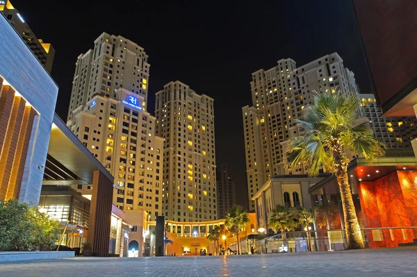 DUBAI, UAE - 17 JUNE 2015 : Promenade in Dubai Marina at night, UAE. Dubai Marina is a district in Dubai with artificial canal city who accommodates more than 120,000 people at Persian Gulf. — 图库照片