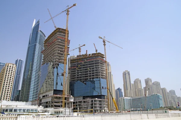 DUBAI, UAE JUNE 15: atividade de construção no centro de Dubai. Dubai é a cidade mais populosa e emirada nos Emirados Árabes Unidos e se prepara para sediar a próxima exposição em 2020 — Fotografia de Stock