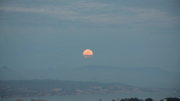 Dolunay Bulutların Arasından Yükseliyor Puslu Günbatımında Tekrar Onların Arasında Saklanıyor — Stok video