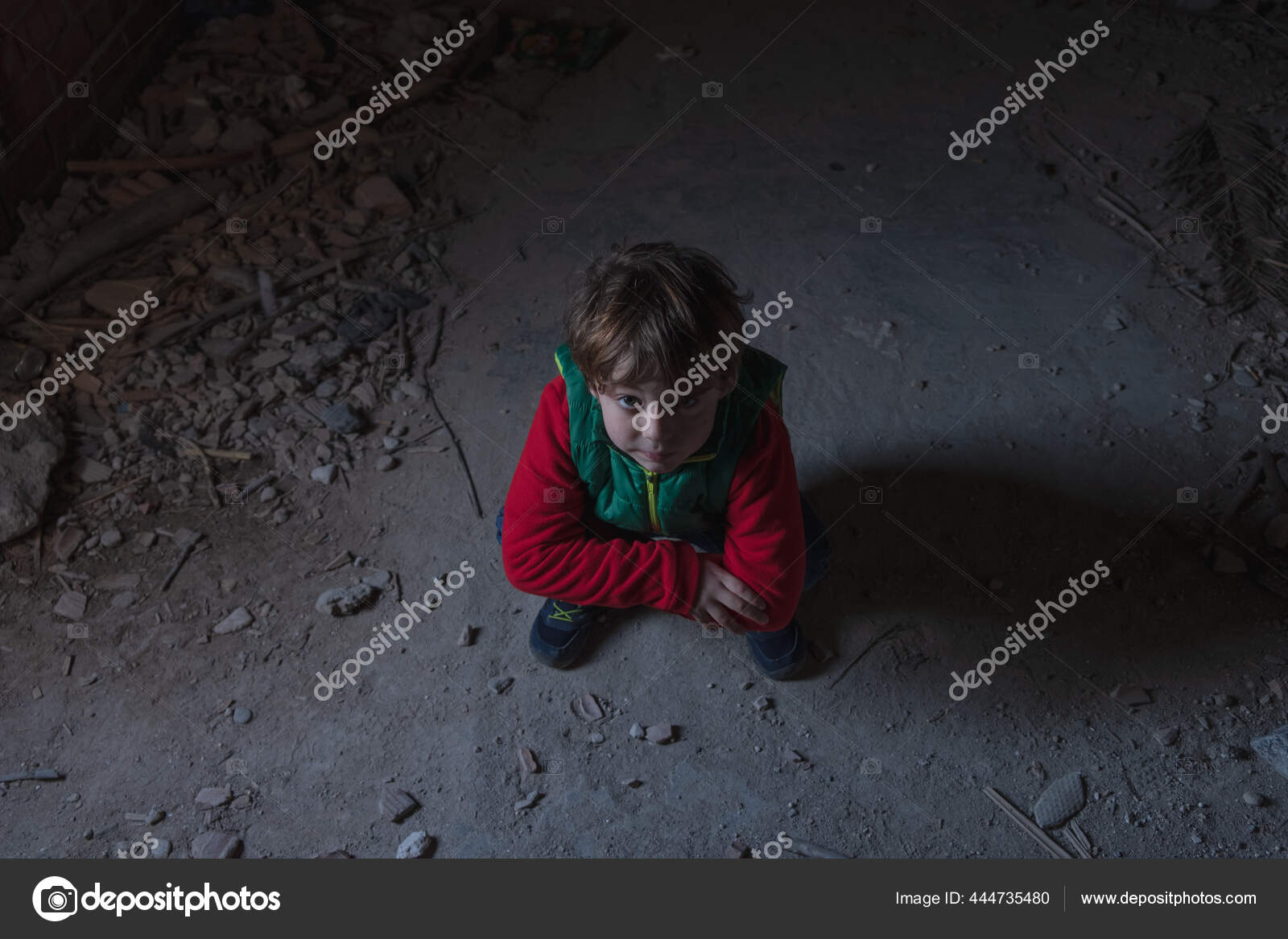 Funfjahriger Junge Roter Jacke Und Gruner Weste Als Einem Sonnigen Stockfotografie Lizenzfreie Fotos C Ralamst 444735480 Depositphotos