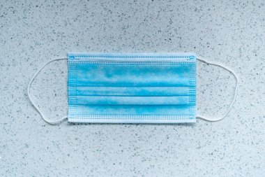 Covid-19 tıbbi cerrahi maske. Parlak beyaz arka planda Coronavirus ağız koruması