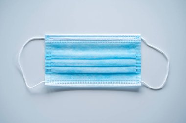 Covid-19 tıbbi cerrahi maske. Beyaz arka planda Coronavirus ağız koruması