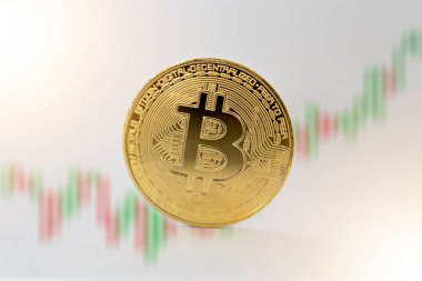 Kripto para birimi. Altın bitcoin sembolü. Boğa piyasası eğilimi. Hisse büyümesi. BTC 'nin fiyatında güçlü bir artış var. Sanal varlıklara yatırım yapmak. Yatırım platformu