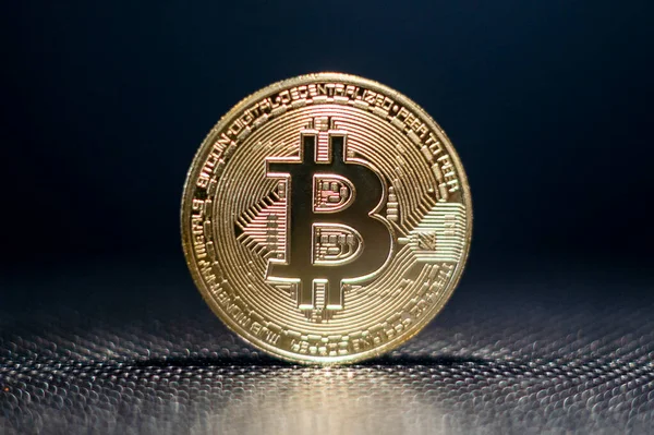 Bitcoin. BTC sembollü dijital altın kripto para birimi. Engelleme teknolojisi. Bitcoin fiyat artışı ya da çöküş. Sanal varlıklara yatırım yapmak. Kripto para birimi yatırım platformu