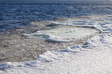 Nehirde yüzen buz kütlesi buz
