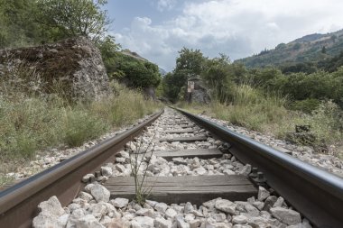 Dağlarda demiryolu.