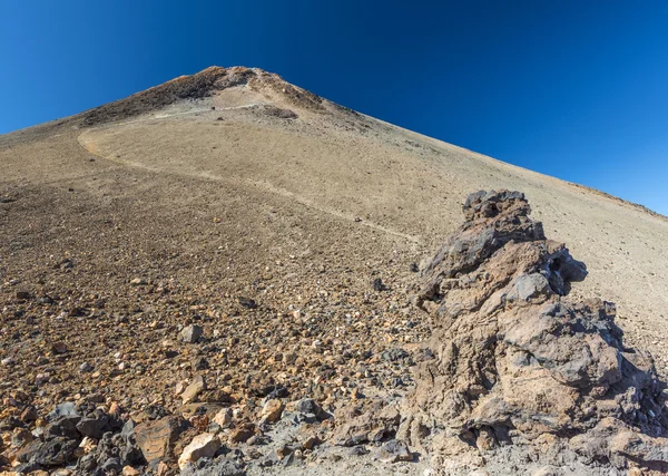 A vulkán lábánál kő piramis — Stock Fotó