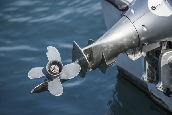 Gebrochene Schraube auf einem Motorboot — Stockfoto