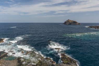 Kayalık sahilde sörf