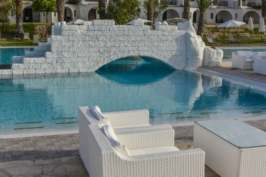 Havuzun yanında bir tablo