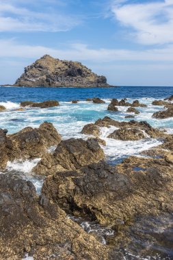 Kıyısındaki küçük bir adada