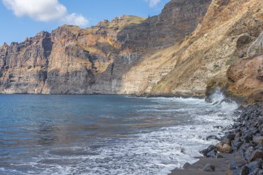 Kara'nın kıyısında kayalar