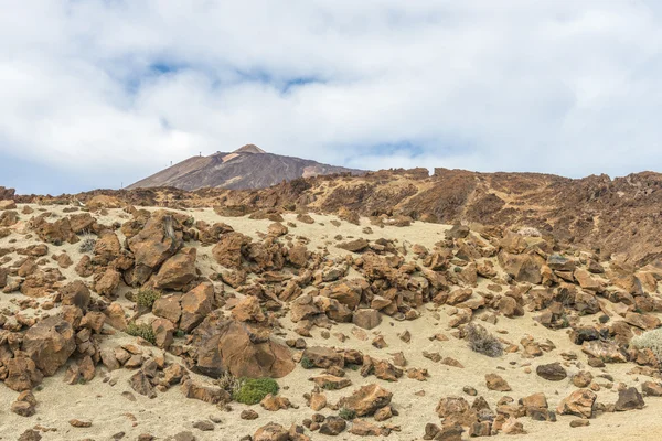 Wolken über einer Steinwüste — Stockfoto