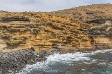 Sarı kayalıklarla, sörf