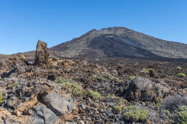 De vulkaan Teide is omgeven door lava velden — Stockfoto