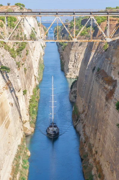 Iate no canal de Corinto — Fotografia de Stock