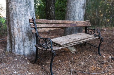 Eski kırık tezgah.