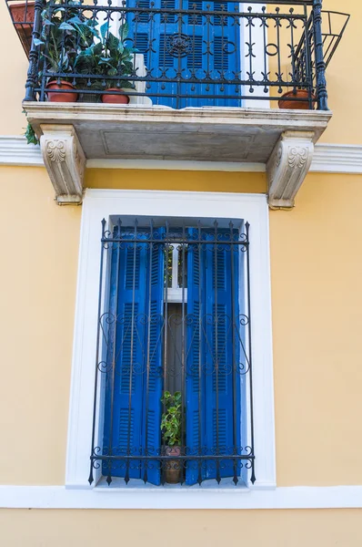 Okna i balkon — Zdjęcie stockowe