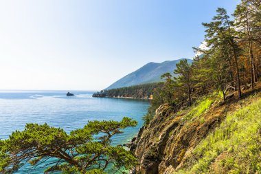 Baykal Gölü kıyısında öğle