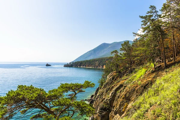 Meio-dia na costa do lago Baikal — Fotografia de Stock