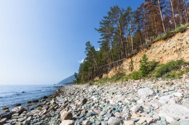 Deniz Baykal taşlarla kaplıdır