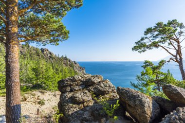 Göl kıyısında büyük kayalar