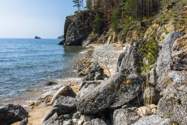 Göl kıyısı taşlarla kaplıdır