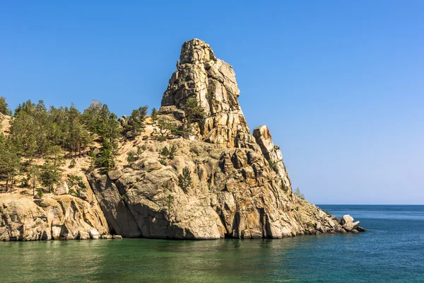 Un cabo rocoso en la costa del lago Baikal —  Fotos de Stock