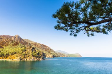 Göle yakın dağlar yaklaşım