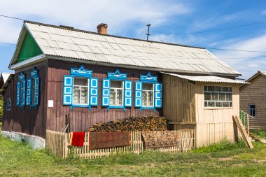 Bir köy evinin avlusunda