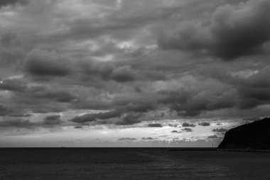 Terk edilmiş Karadeniz kıyısında parlak resimli günbatımı