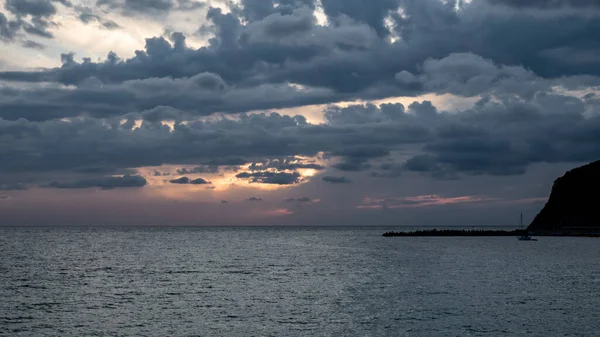 Pôr Sol Pitoresco Brilhante Costa Deserta Mar Negro — Fotografia de Stock