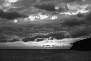 Terk edilmiş Karadeniz kıyısında parlak resimli günbatımı