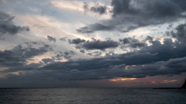 Terk edilmiş Karadeniz kıyısında parlak resimli günbatımı