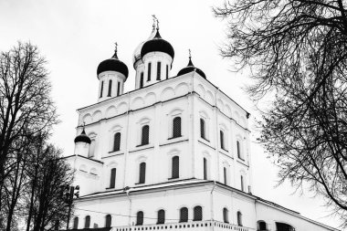 Velikaya Nehri kıyısındaki antik Pskov Kremlin 'in içindeki Trinity Katedrali' nin kubbeleri..