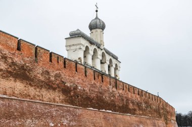 Eski Novgorod Kremlin topraklarında beyaz kubbeli Ortodoks şapeli.