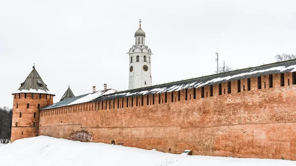 Capilla Ortodoxa Con Cúpulas Blancas Territorio Del Antiguo Kremlin Novgorod —  Fotos de Stock