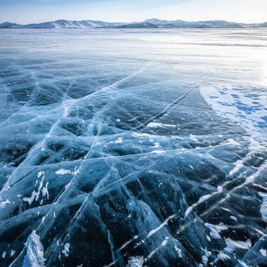 Baykal Gölü 'nün sonsuz buzlu alanları kaotik çatlaklarla kesilen şeffaf buzlarla kaplıdır..