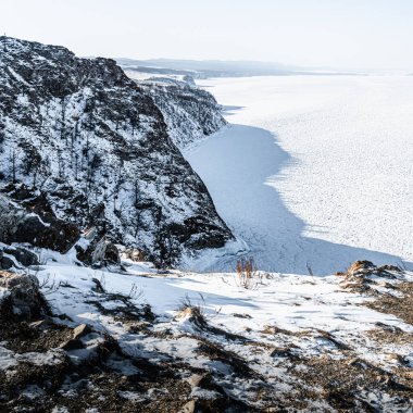 Baykal Gölü 'nün kıvrımlı kayalık kıyıları Olkhon Adası' ndaki Cape Khoboy Burnu 'na çıkar..
