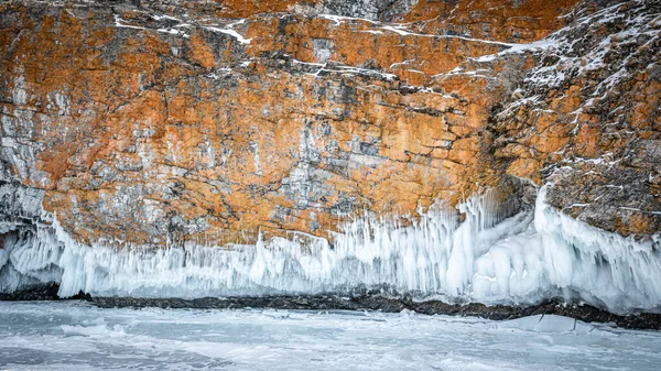 Een Rotsachtig Eiland Aan Het Baikalmeer Omgeven Door Lange Ijspegels — Stockfoto