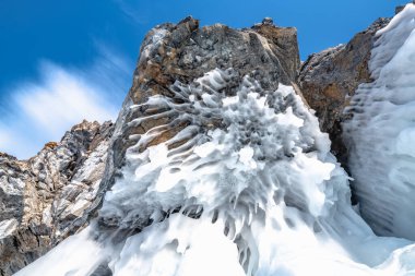 Baykal Gölü 'ndeki küçük bir mağaranın tavanında uzun buz sarkıtları.