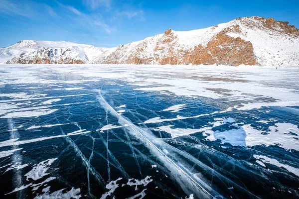 Ett Berg Med Branta Steniga Sluttningar Vid Kusten Sjön Baikal Stockfoto