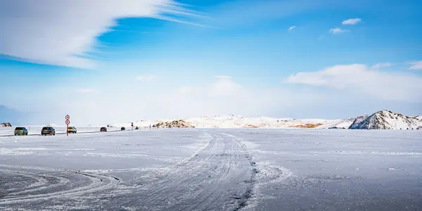 Зимняя Дорога Байкале Проложена Прямо Заснеженном Льду Пользуется Большой Популярностью — стоковое фото