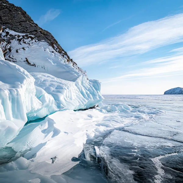 Klippefyldt Ved Bajkalsøen Omgivet Lange Istapper Omgivet Gennemsigtig - Stock-foto