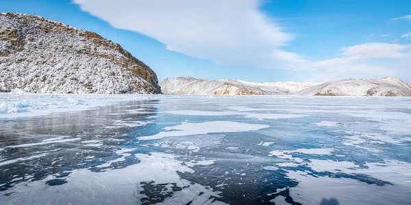 Длинные Извилистые Трещины Простираются Горизонт Темному Бесконечному Льду Озера Байкал — стоковое фото