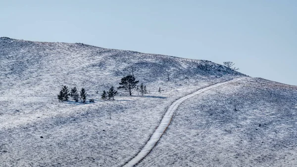 Одинокая Извилистая Сельская Дорога Ведет Вершине Холма Берегу Озера Байкал — стоковое фото
