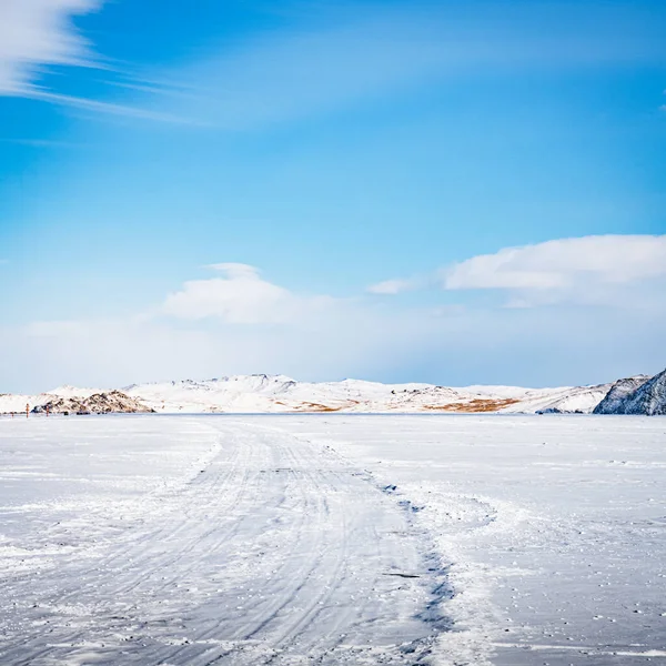 Het Eindeloze Oppervlak Van Het Baikal Ijs Bedekt Met Een — Stockfoto