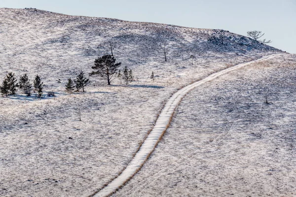 Одинокая Извилистая Сельская Дорога Ведет Вершине Холма Берегу Озера Байкал — стоковое фото