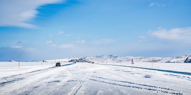Baykal Gölü 'ndeki kış yolu doğrudan karla kaplı buza kurulmuştur ve sürücüler arasında çok popülerdir..