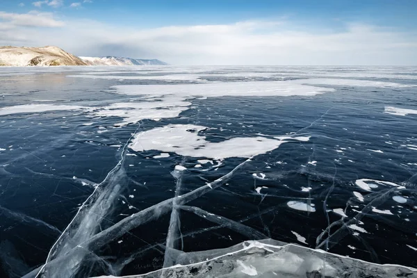 Длинные Извилистые Трещины Простираются Горизонт Темному Бесконечному Льду Озера Байкал — стоковое фото